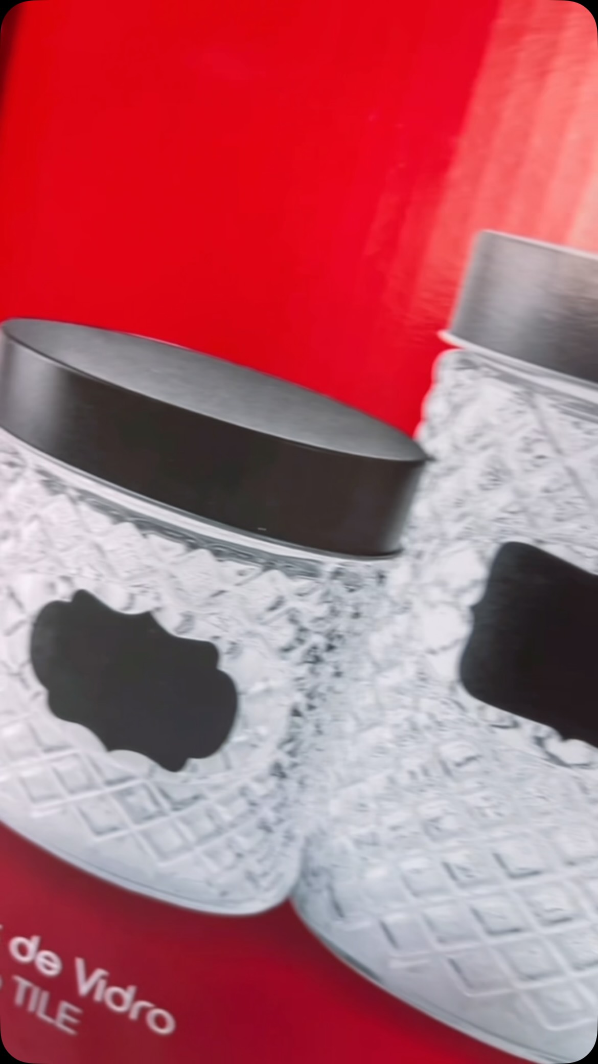 Detalhe do conjunto com três potes de vidro
